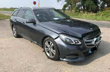 Mercedes E 220 Niski przebieg , lekko uszkodzona