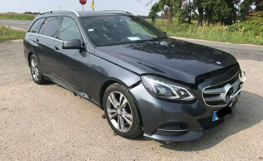 Mercedes E 220 Niski przebieg , lekko uszkodzona zdjęcie 