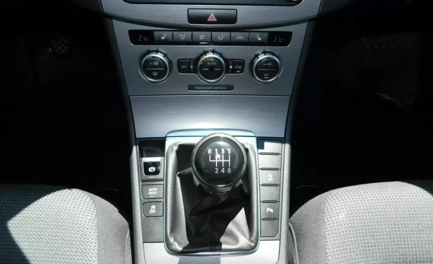 Volkswagen Passat 2.0 TDI- Klimatronic- Podgrzewane fotele-Parktronic-Telefon-Serwis zdjęcie 10