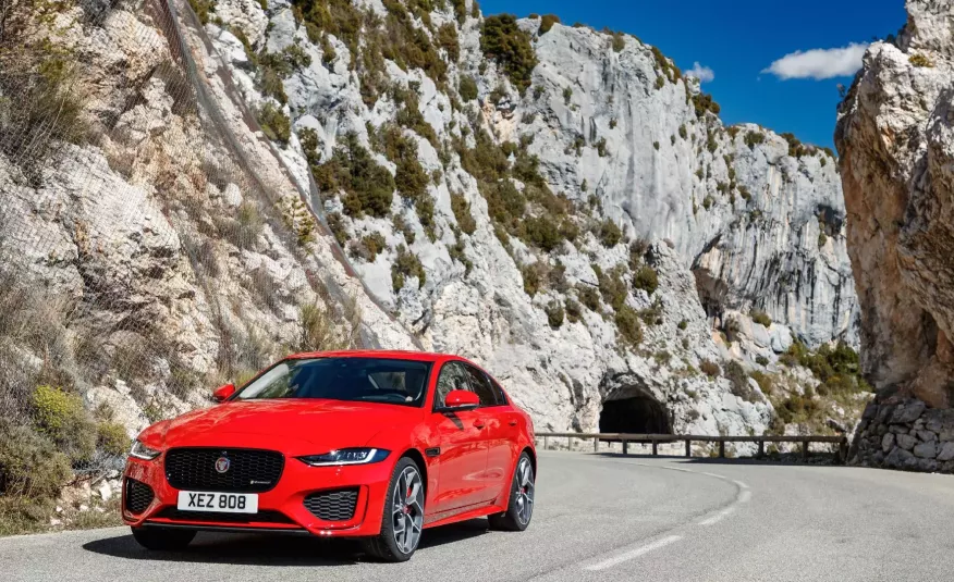 JAGUAR XE 2.0 P250 R-Dynamic SE aut zdjęcie 1