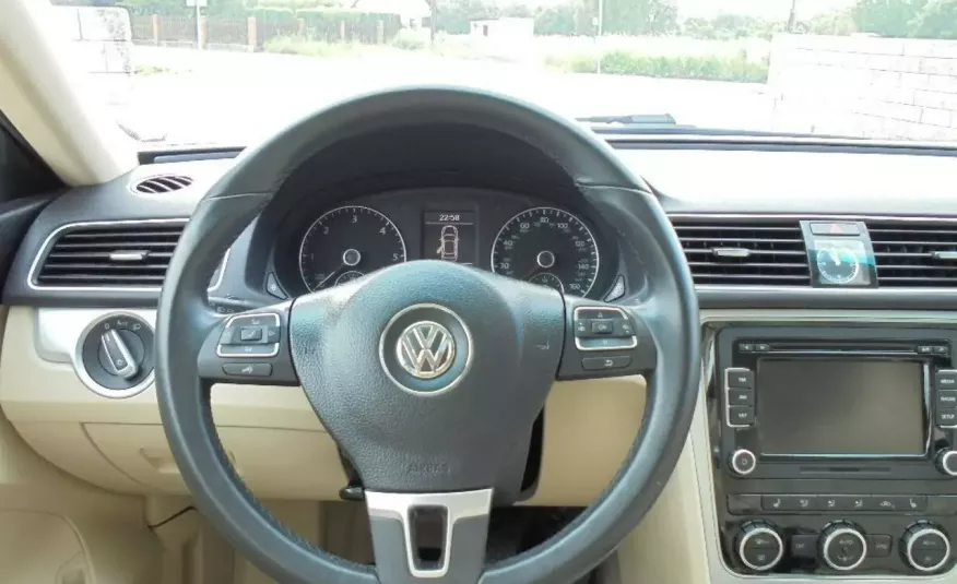 Volkswagen Passat Super stan , jasne skóry , stan wzorowy , niski przebieg-zarejestrowan zdjęcie 18