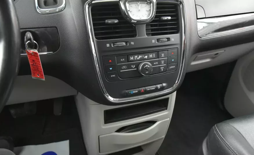 Chrysler Town & Country 3.6 V6 287KM 2016r. Skóra 7os. DVD Kamera zdjęcie 9