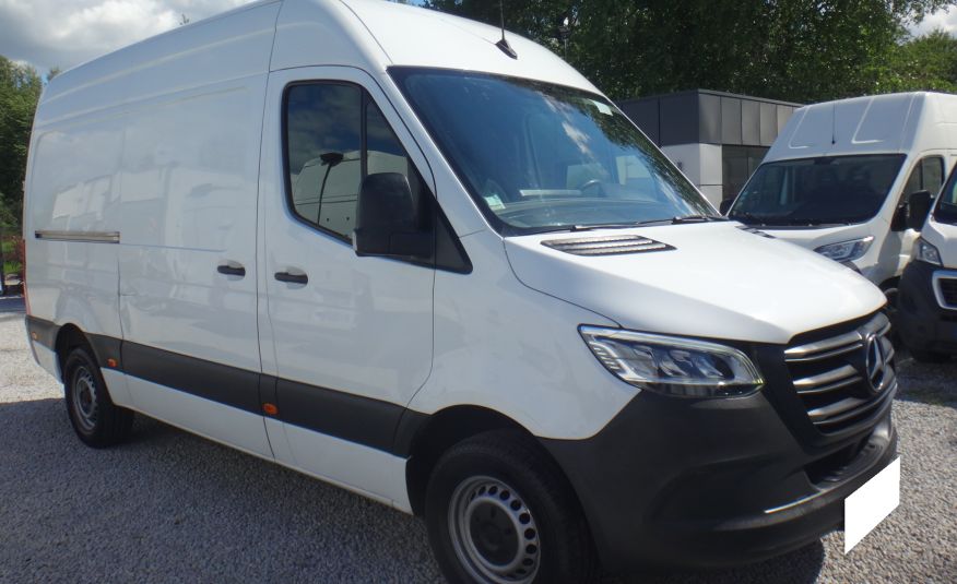 samochód dostawczy Mercedes zdjęcie 1